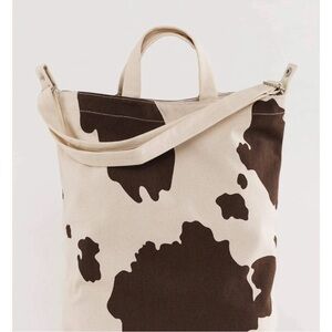 BAGGU VERTICAL DUCK BAG BROWN COW PRINT CROSSBODY CANVAS TOTE